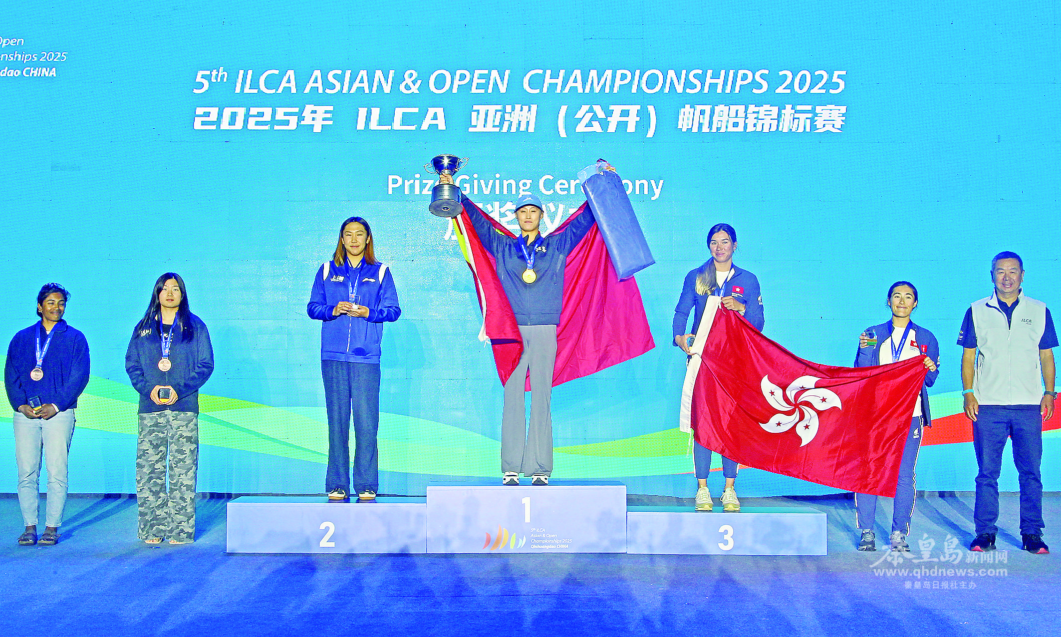 中國選手李慧(中)獲得帆船女子ILCA6級冠軍。 記者 李鐸 陳立桐 攝